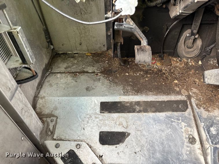 image for item YA1573 2021 Ford E450 Super Duty delivery truck