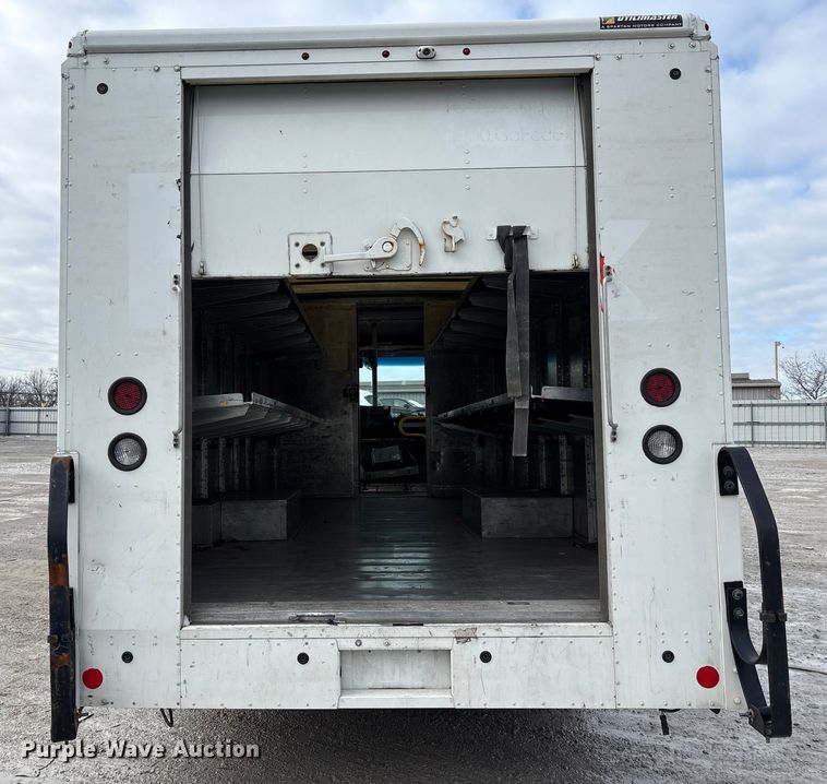 image for item YA1573 2021 Ford E450 Super Duty delivery truck