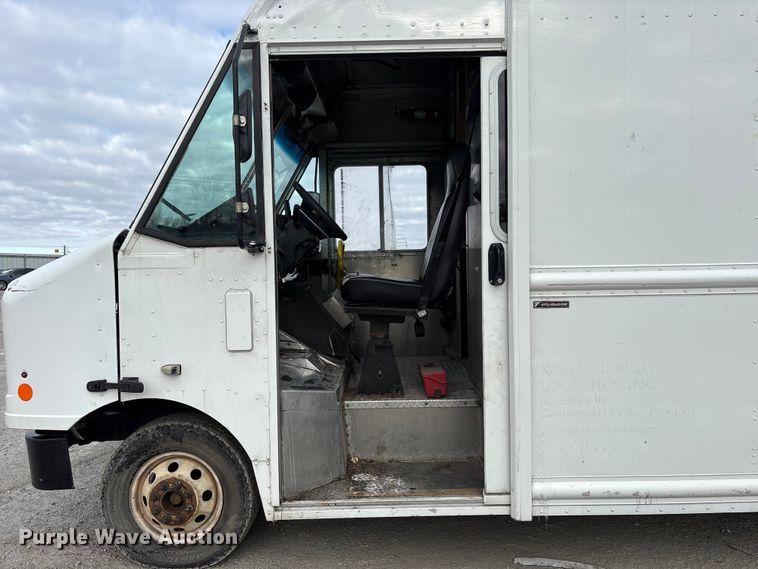 image for item YA1573 2021 Ford E450 Super Duty delivery truck