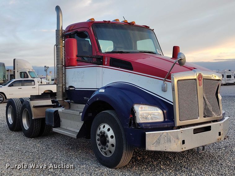 image for item YA1622 2016 Kenworth  T880 semi truck