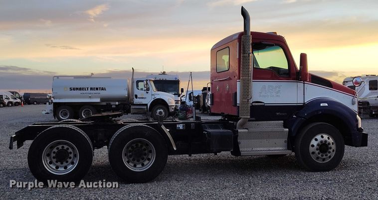 image for item YA1622 2016 Kenworth  T880 semi truck