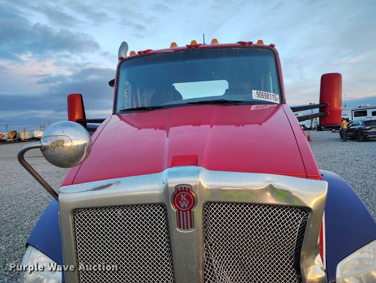 image for item YA1622 2016 Kenworth  T880 semi truck