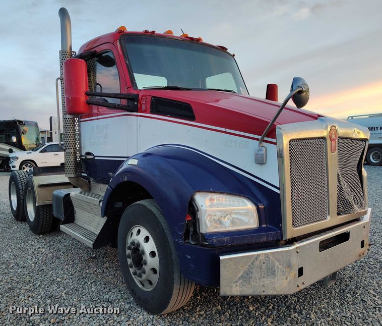 image for item YA1622 2016 Kenworth  T880 semi truck