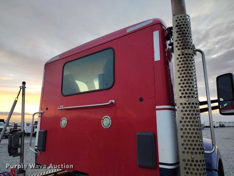 image for item YA1622 2016 Kenworth  T880 semi truck