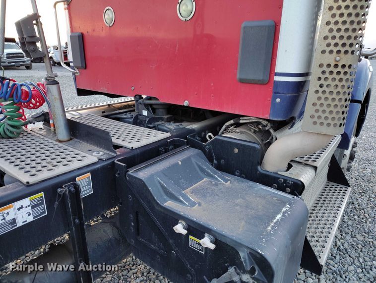 image for item YA1622 2016 Kenworth  T880 semi truck