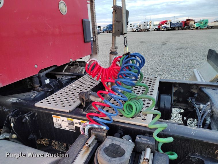 image for item YA1622 2016 Kenworth  T880 semi truck