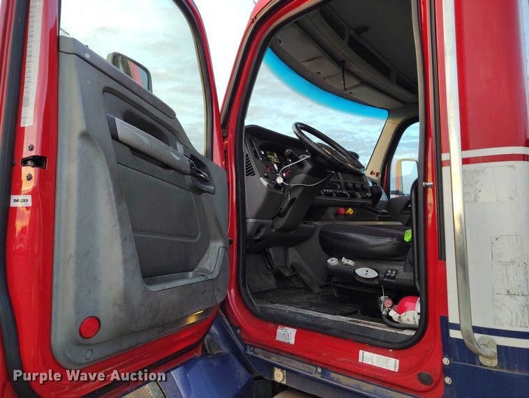 image for item YA1622 2016 Kenworth  T880 semi truck