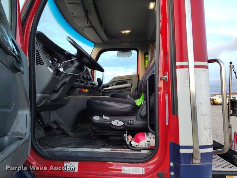 image for item YA1622 2016 Kenworth  T880 semi truck