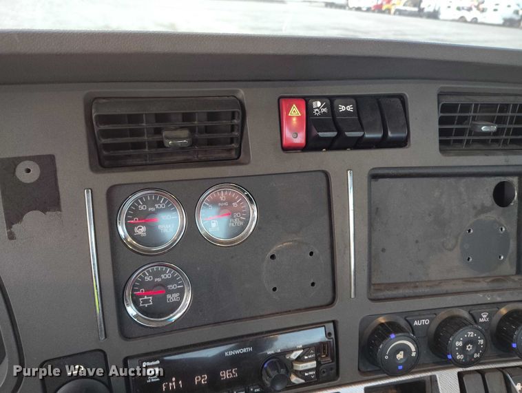 image for item YA1622 2016 Kenworth  T880 semi truck