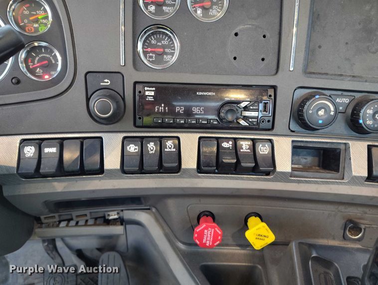 image for item YA1622 2016 Kenworth  T880 semi truck