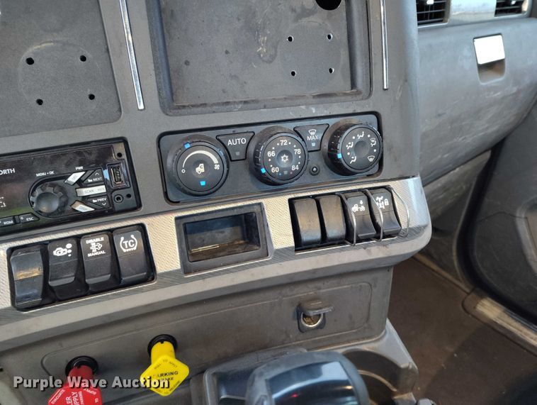 image for item YA1622 2016 Kenworth  T880 semi truck