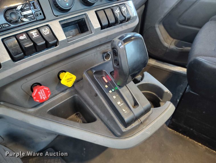 image for item YA1622 2016 Kenworth  T880 semi truck