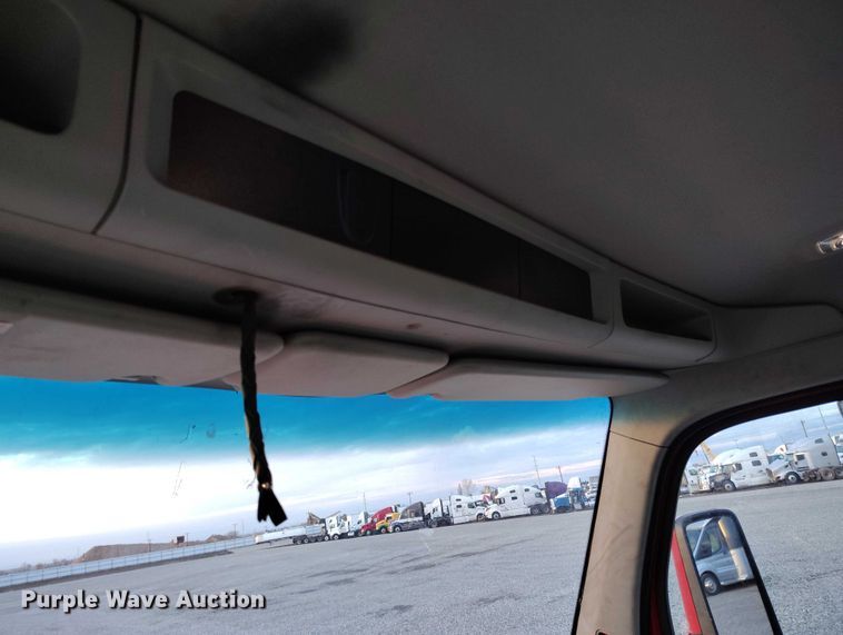 image for item YA1622 2016 Kenworth  T880 semi truck