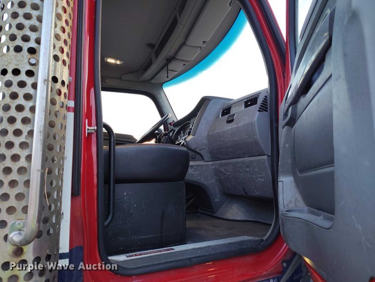 image for item YA1622 2016 Kenworth  T880 semi truck