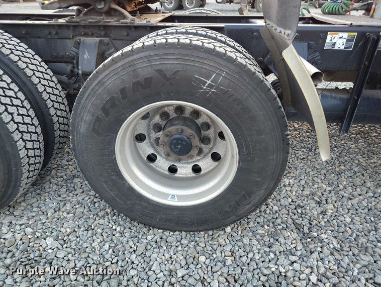 image for item YA1622 2016 Kenworth  T880 semi truck