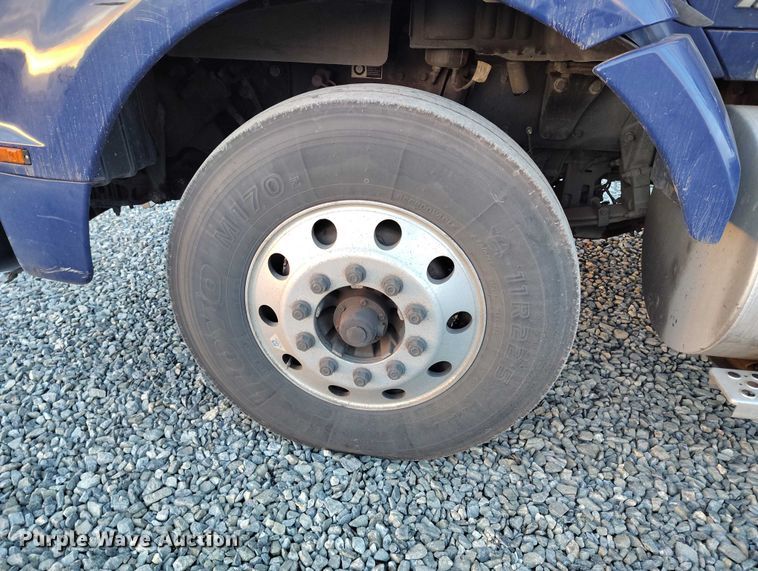 image for item YA1622 2016 Kenworth  T880 semi truck