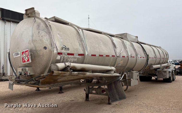 image for item YA1866 2013 Heil vacuum trailer