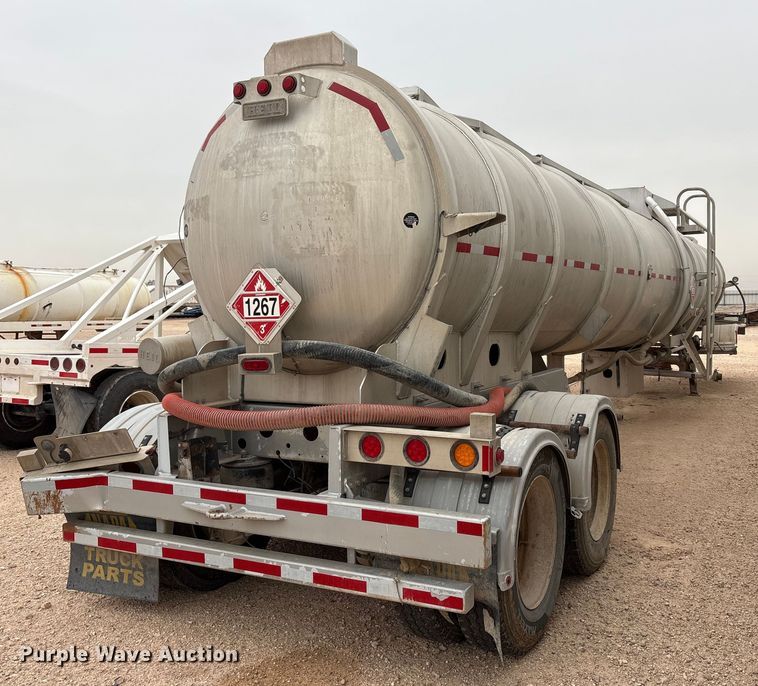 image for item YA1866 2013 Heil vacuum trailer