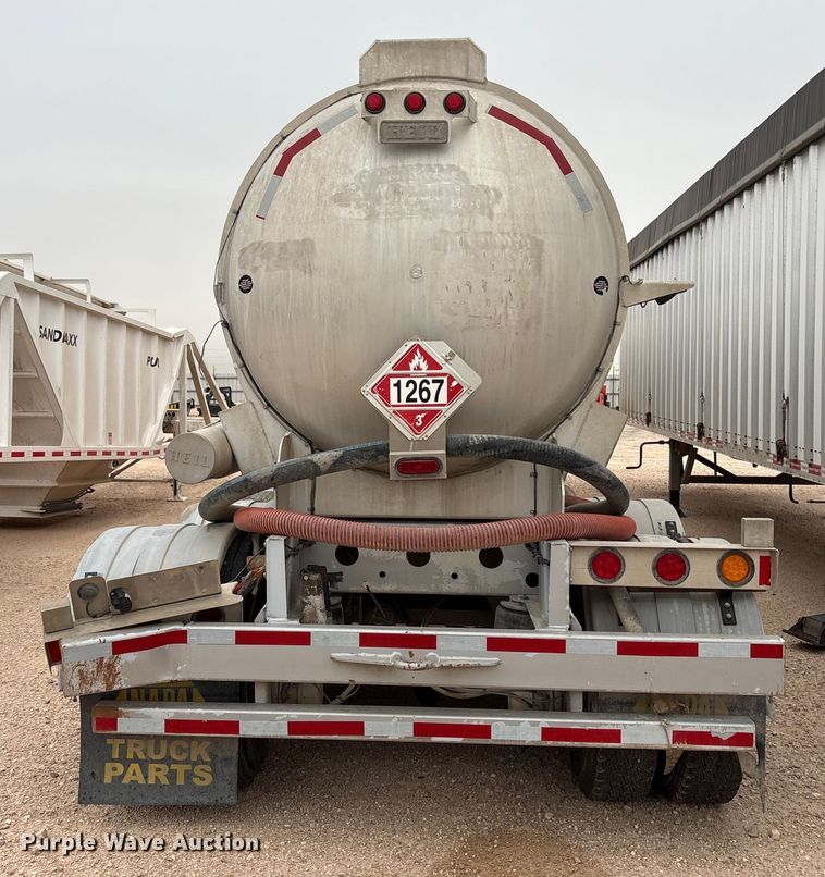 image for item YA1866 2013 Heil vacuum trailer