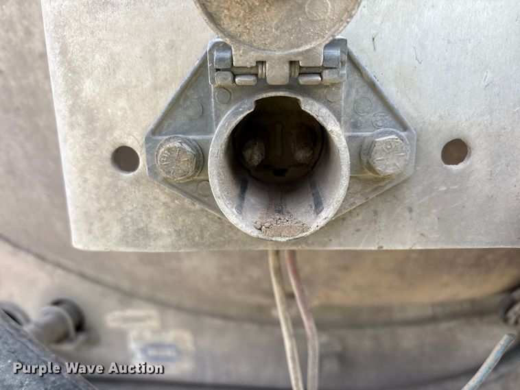 image for item YA1866 2013 Heil vacuum trailer