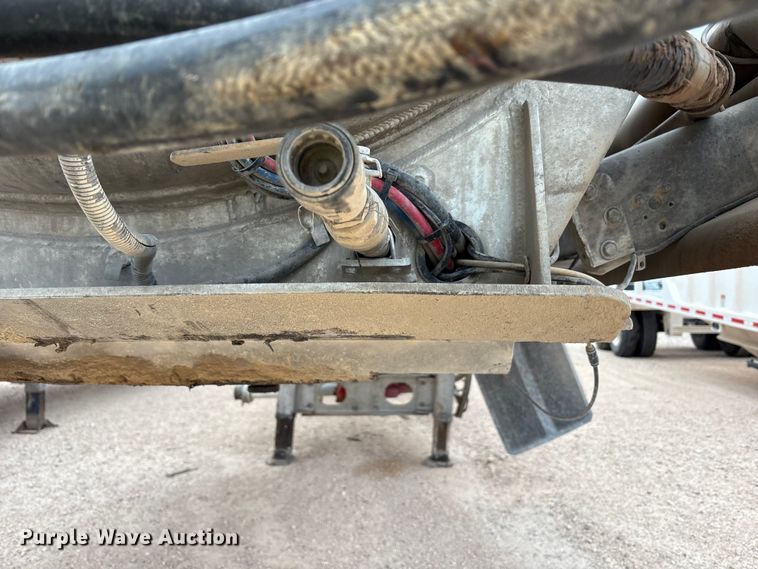 image for item YA1866 2013 Heil vacuum trailer