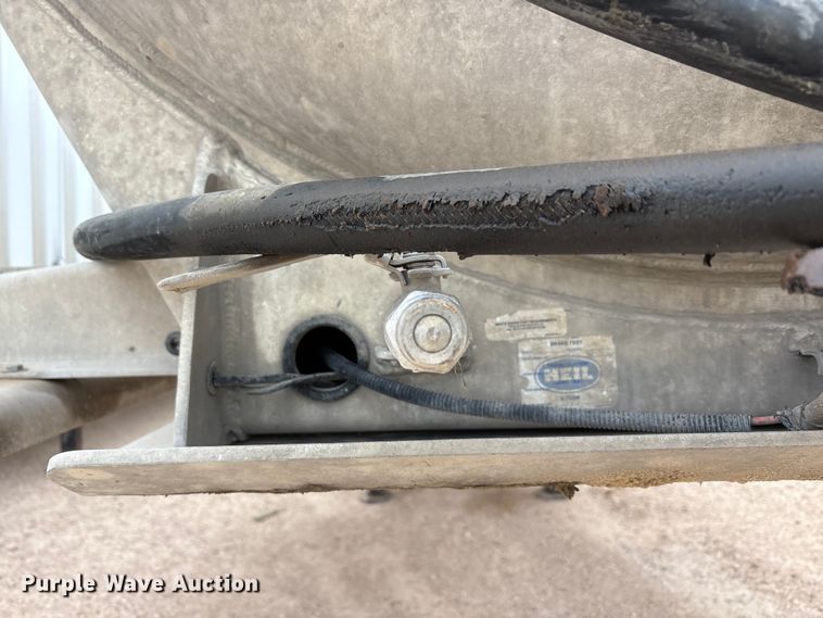 image for item YA1866 2013 Heil vacuum trailer