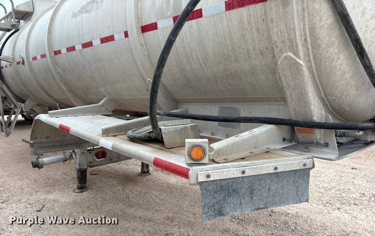 image for item YA1866 2013 Heil vacuum trailer