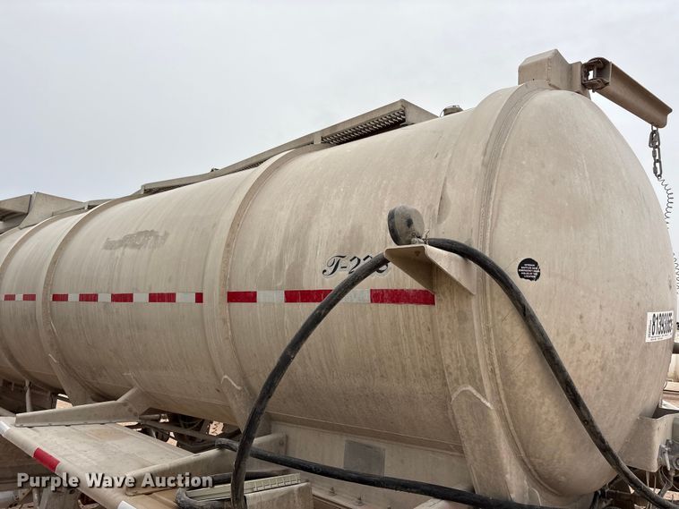 image for item YA1866 2013 Heil vacuum trailer