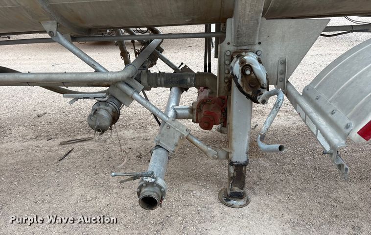 image for item YA1866 2013 Heil vacuum trailer