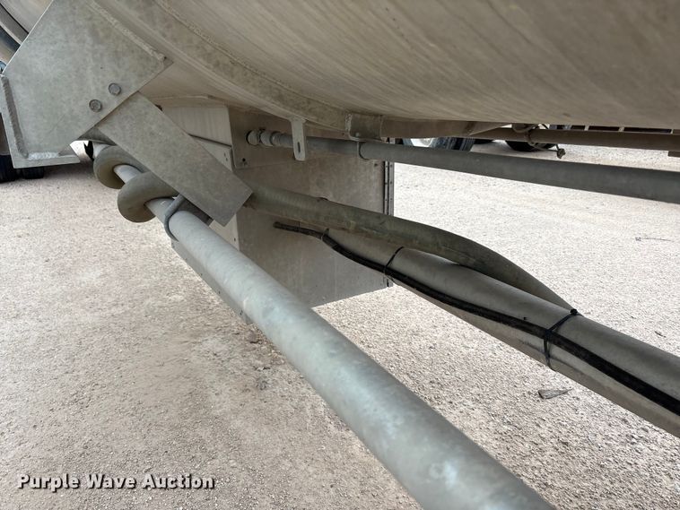 image for item YA1866 2013 Heil vacuum trailer