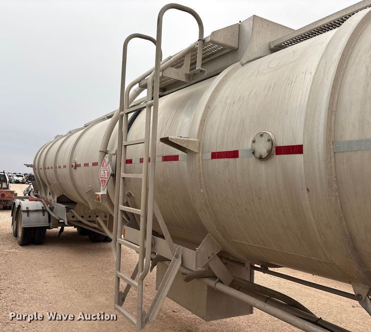 image for item YA1866 2013 Heil vacuum trailer