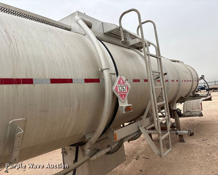 image for item YA1866 2013 Heil vacuum trailer