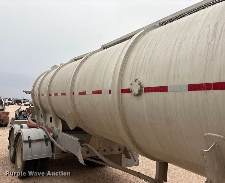 image for item YA1866 2013 Heil vacuum trailer