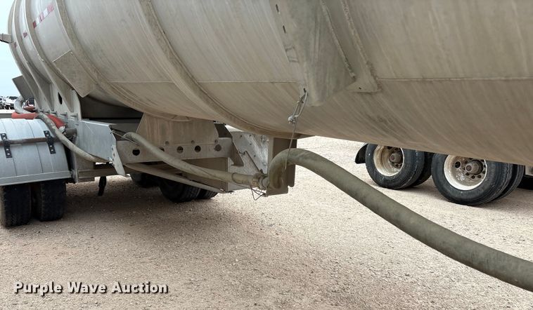 image for item YA1866 2013 Heil vacuum trailer