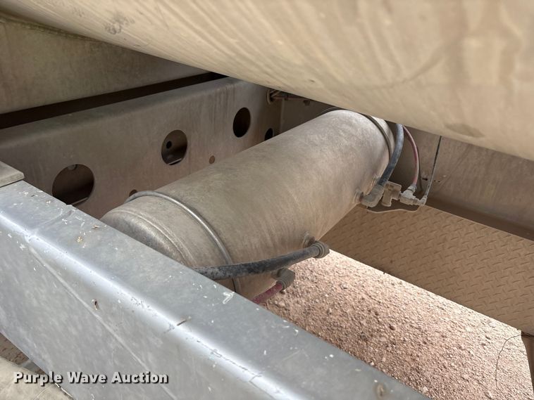 image for item YA1866 2013 Heil vacuum trailer