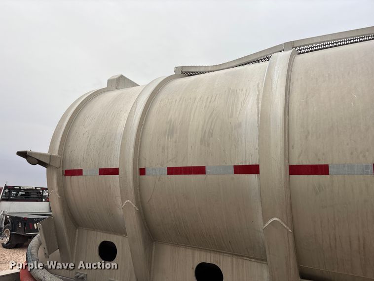 image for item YA1866 2013 Heil vacuum trailer