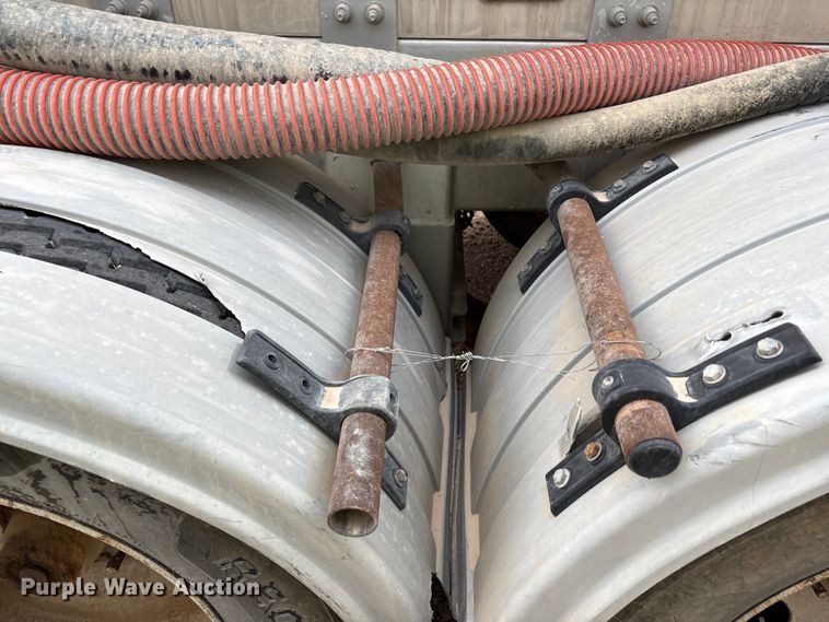 image for item YA1866 2013 Heil vacuum trailer