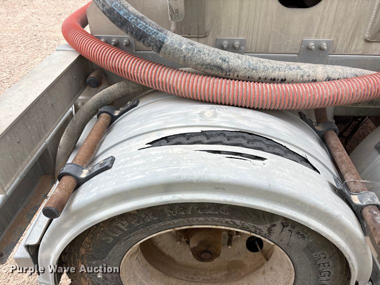 image for item YA1866 2013 Heil vacuum trailer