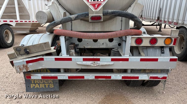 image for item YA1866 2013 Heil vacuum trailer