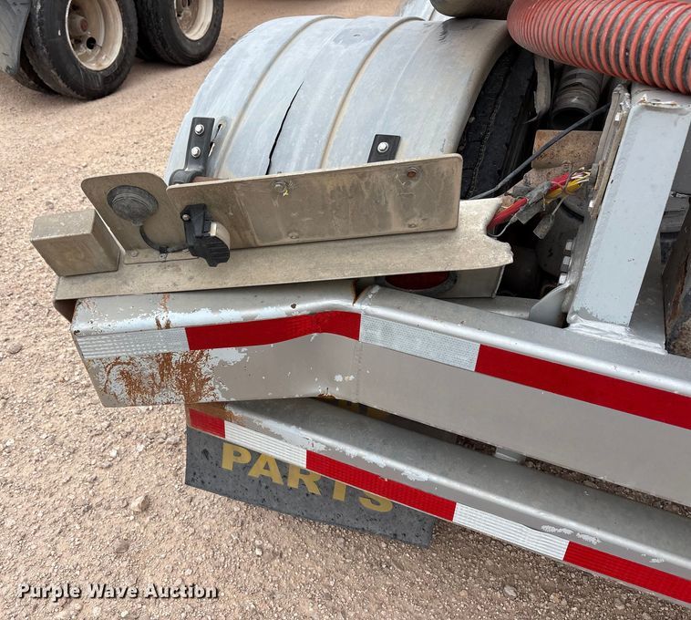image for item YA1866 2013 Heil vacuum trailer