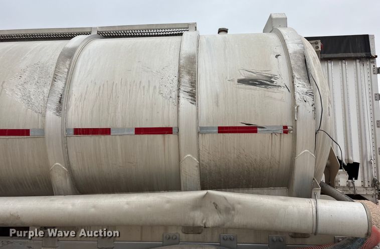 image for item YA1866 2013 Heil vacuum trailer