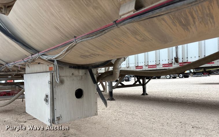 image for item YA1866 2013 Heil vacuum trailer