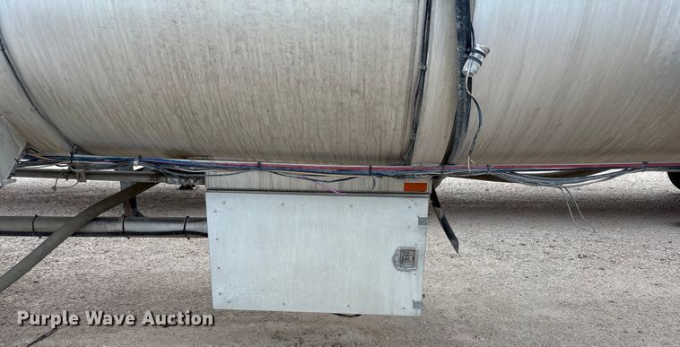 image for item YA1866 2013 Heil vacuum trailer