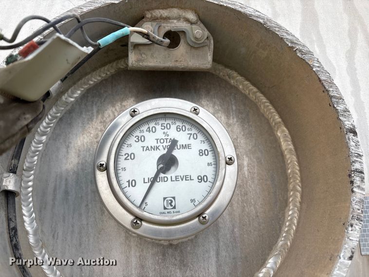 image for item YA1866 2013 Heil vacuum trailer