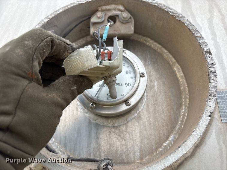 image for item YA1866 2013 Heil vacuum trailer