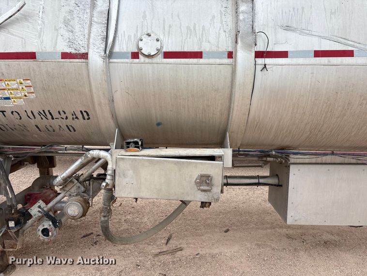 image for item YA1866 2013 Heil vacuum trailer