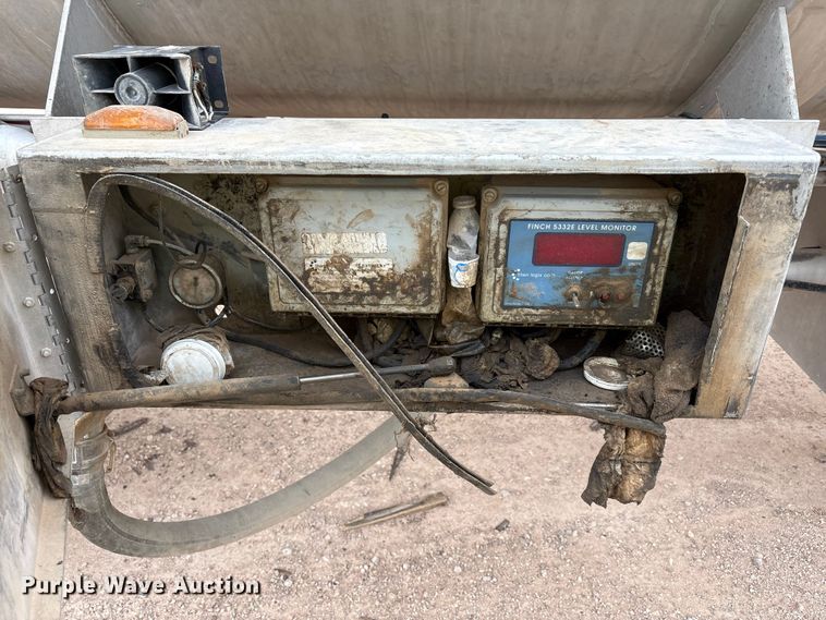 image for item YA1866 2013 Heil vacuum trailer