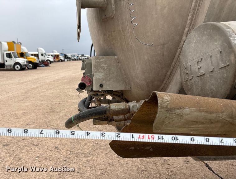 image for item YA1866 2013 Heil vacuum trailer