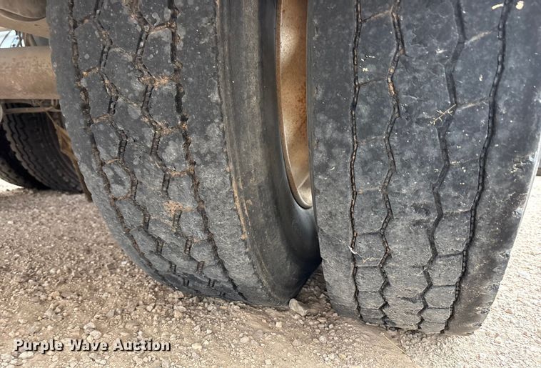 image for item YA1866 2013 Heil vacuum trailer