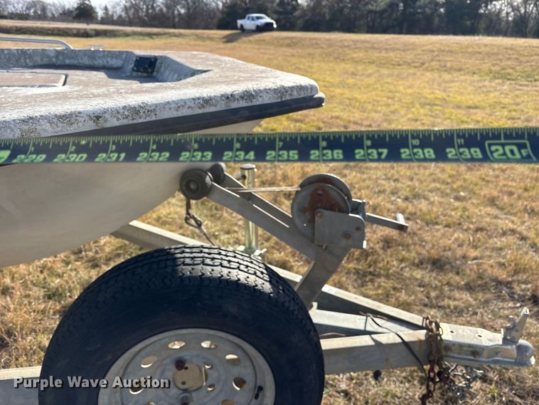 image for item ET7469 1994 Predator 196 boat